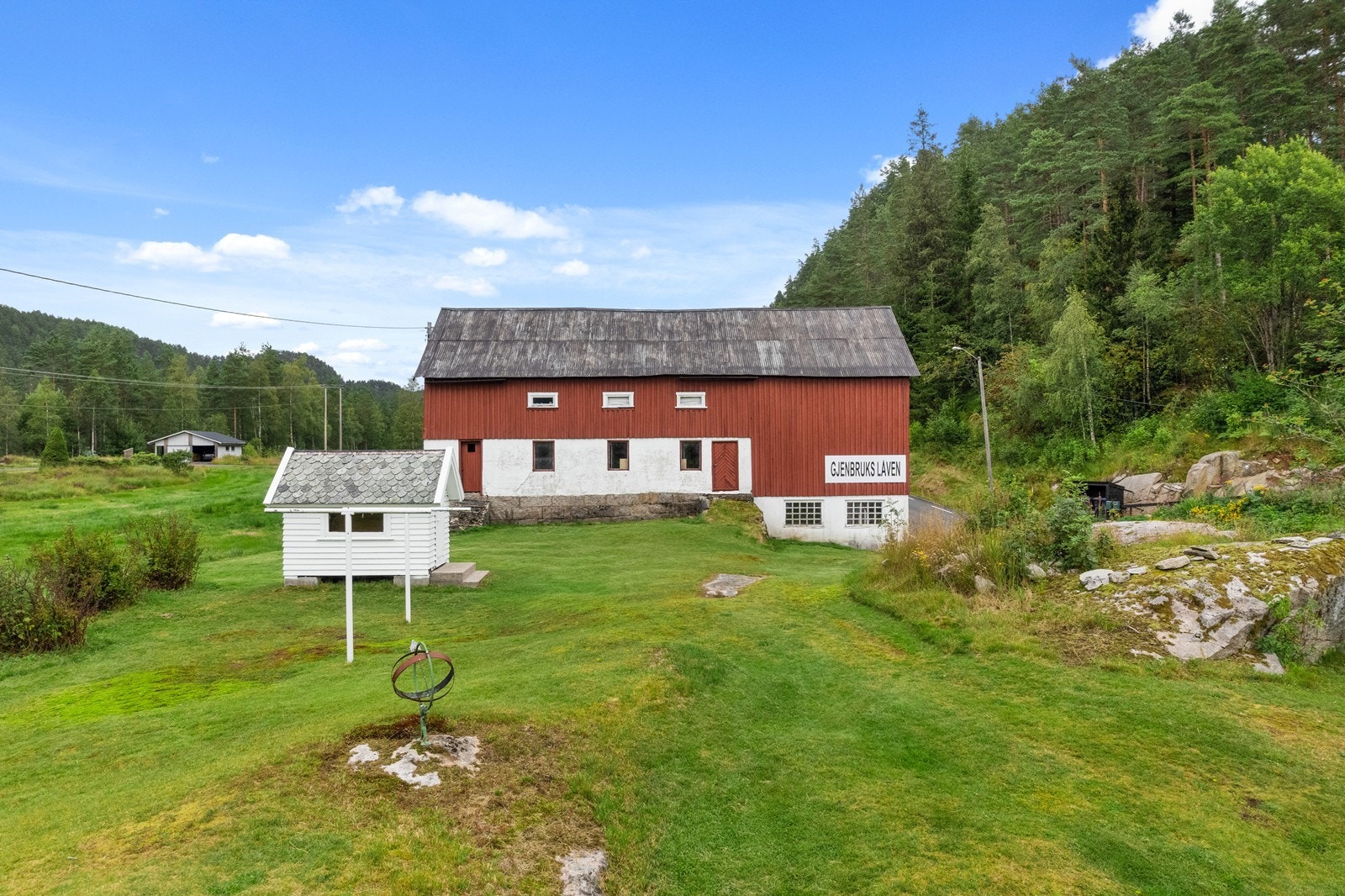 Medfølger låve , nedlagt sagbruk og verksted. Galleribilde