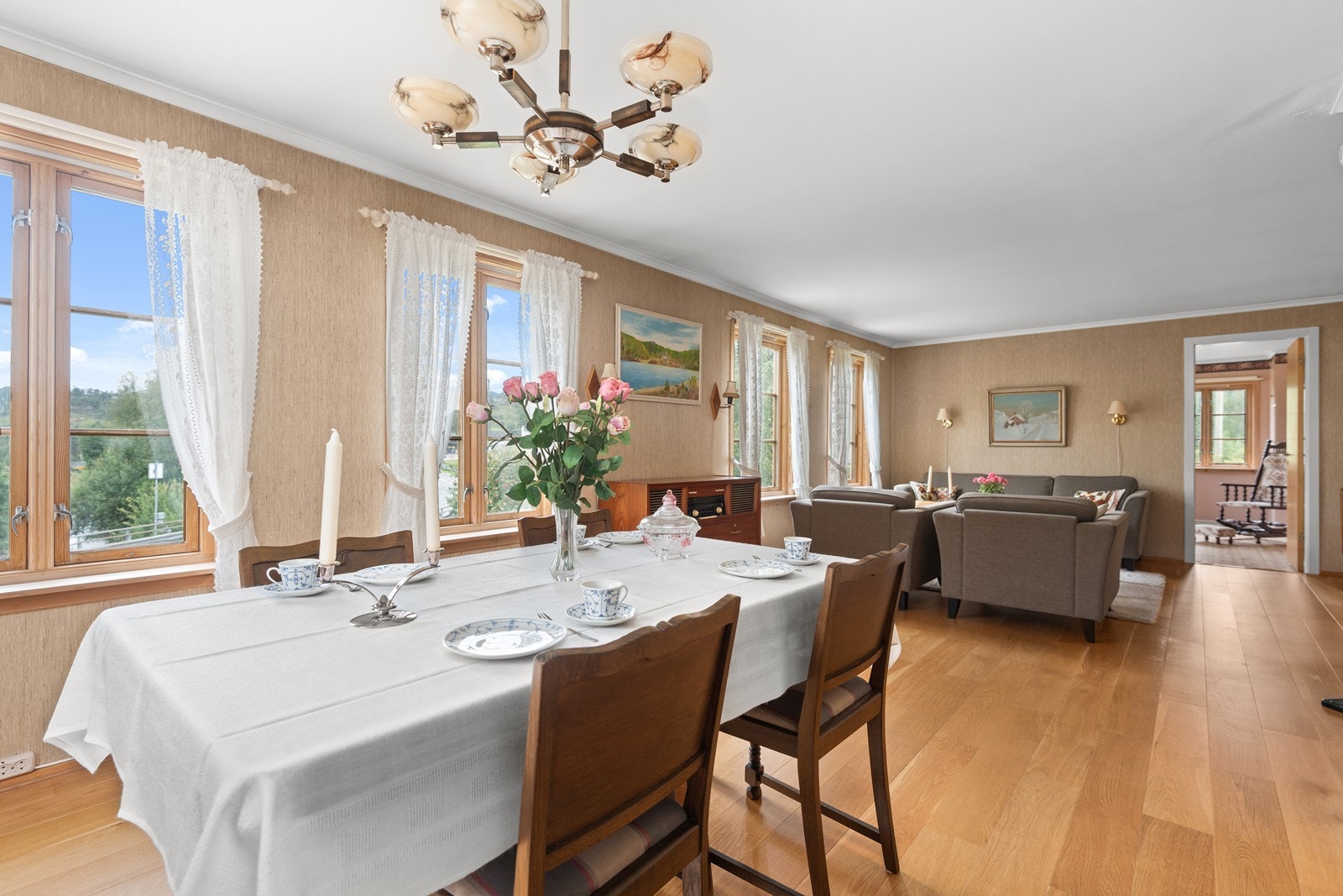 Stor stue med varmepumpe og en eldre kamin Galleribilde