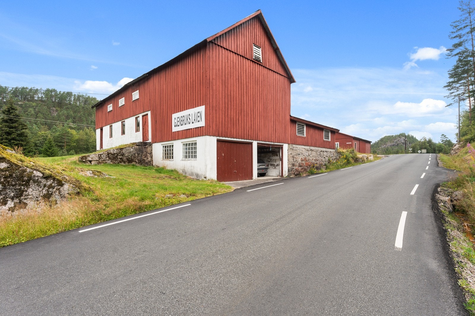 Låven innredet med gjenbruksbutikk. Galleribilde