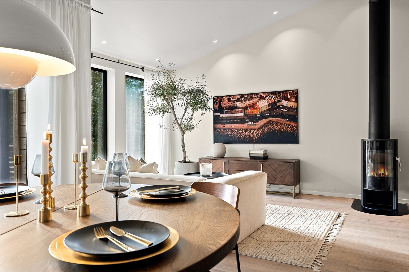 Flott stue med vedovn Galleribilde