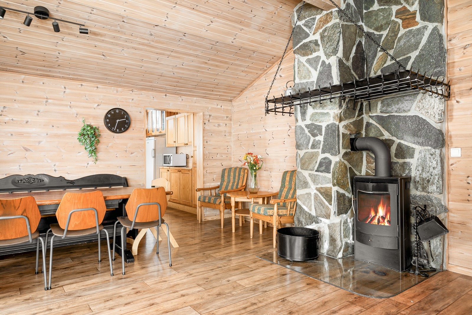 Det er gjennomgående panel på vegg og i tak, samt belegg på gulv i de fleste rom. Galleribilde