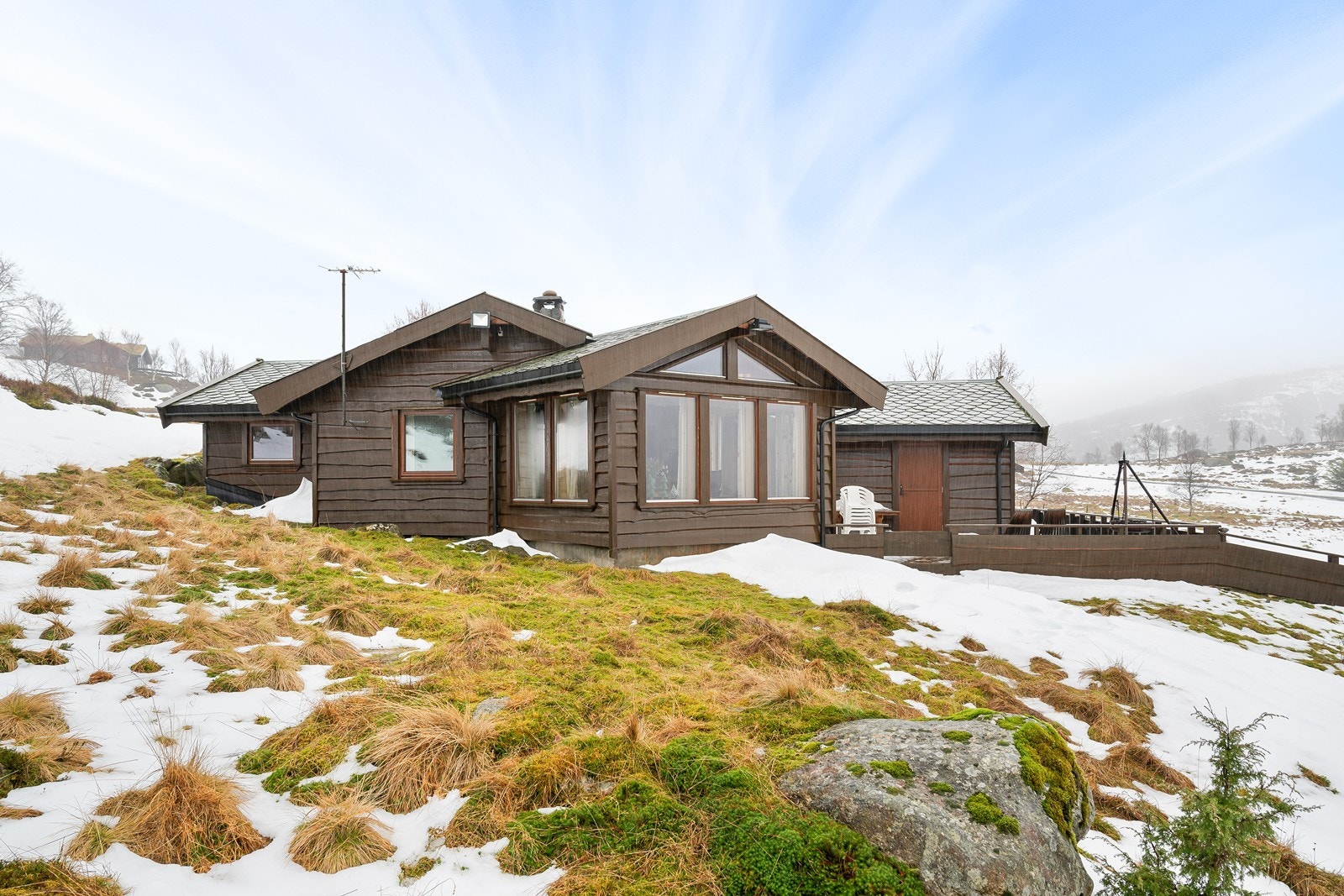 Kjørevei inn til hytten. På vinterstid praktiseres det parkering som er 100 meter fra hytten. Galleribilde