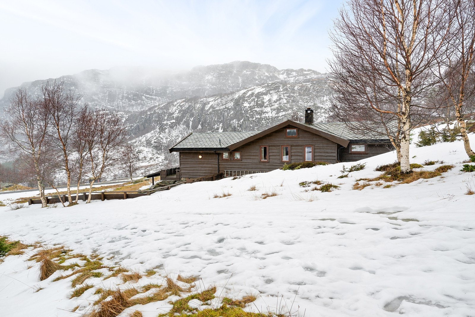 Hytten har innlagt strøm, vann og avløp. Veien fra bommen og opp til hytten måkes av grunneier på vinterstid. Fra fellesvei og opp oppkjørsel til hytten måkes av hytteeier. Galleribilde