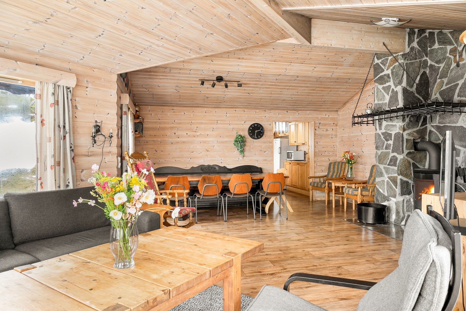 Stuen er romslig og har god takhøyde. Av oppvarming er det vedovn. Galleribilde