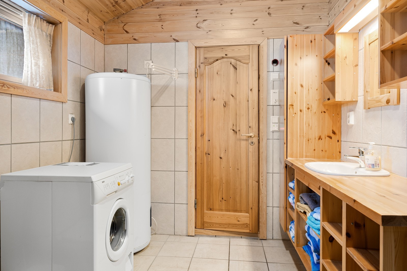 Bad og vaskerom: Til oppvarming er det varmekabler på gulv. Galleribilde