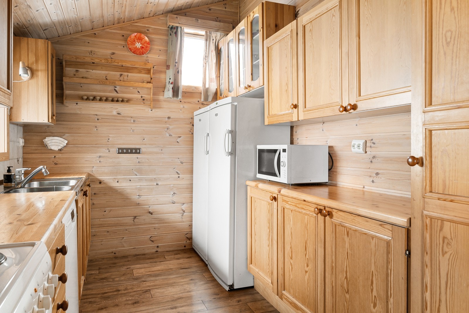 Kjøkken: Hvitevarene medfølger i handelen - Dette inkluderer fryseskap, kjøleskap, komfyr, oppvaskemaskin og mikrobølgeovn. Galleribilde