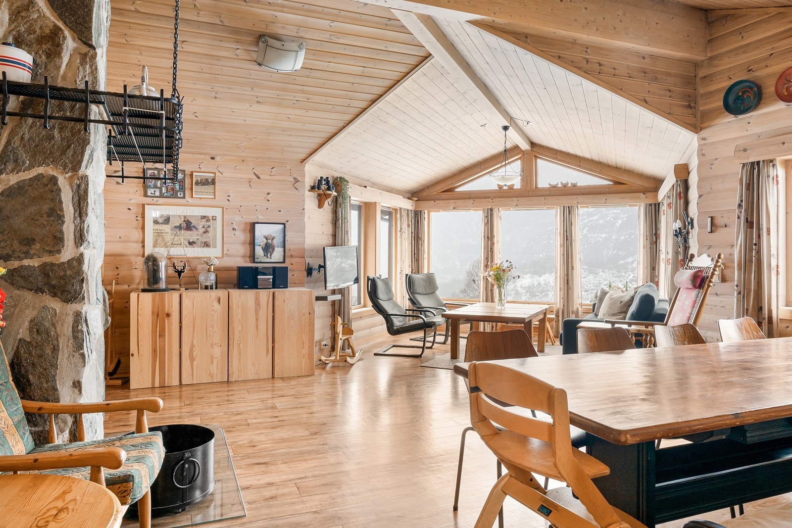 Påbygg fra 2004 hvor det blant annet ble bygget større stue, kjøkken, bad/vaskerom, ekstra soverom og bod. Galleribilde