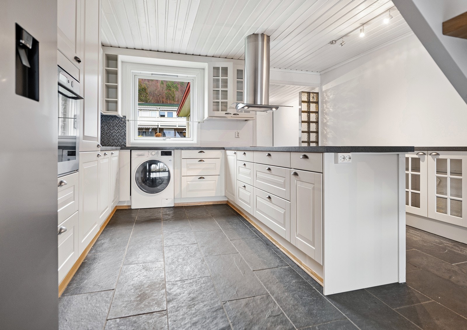 Kjøkkenet, hjertet av hjemmet, er et fint arbeidsrom. Galleribilde