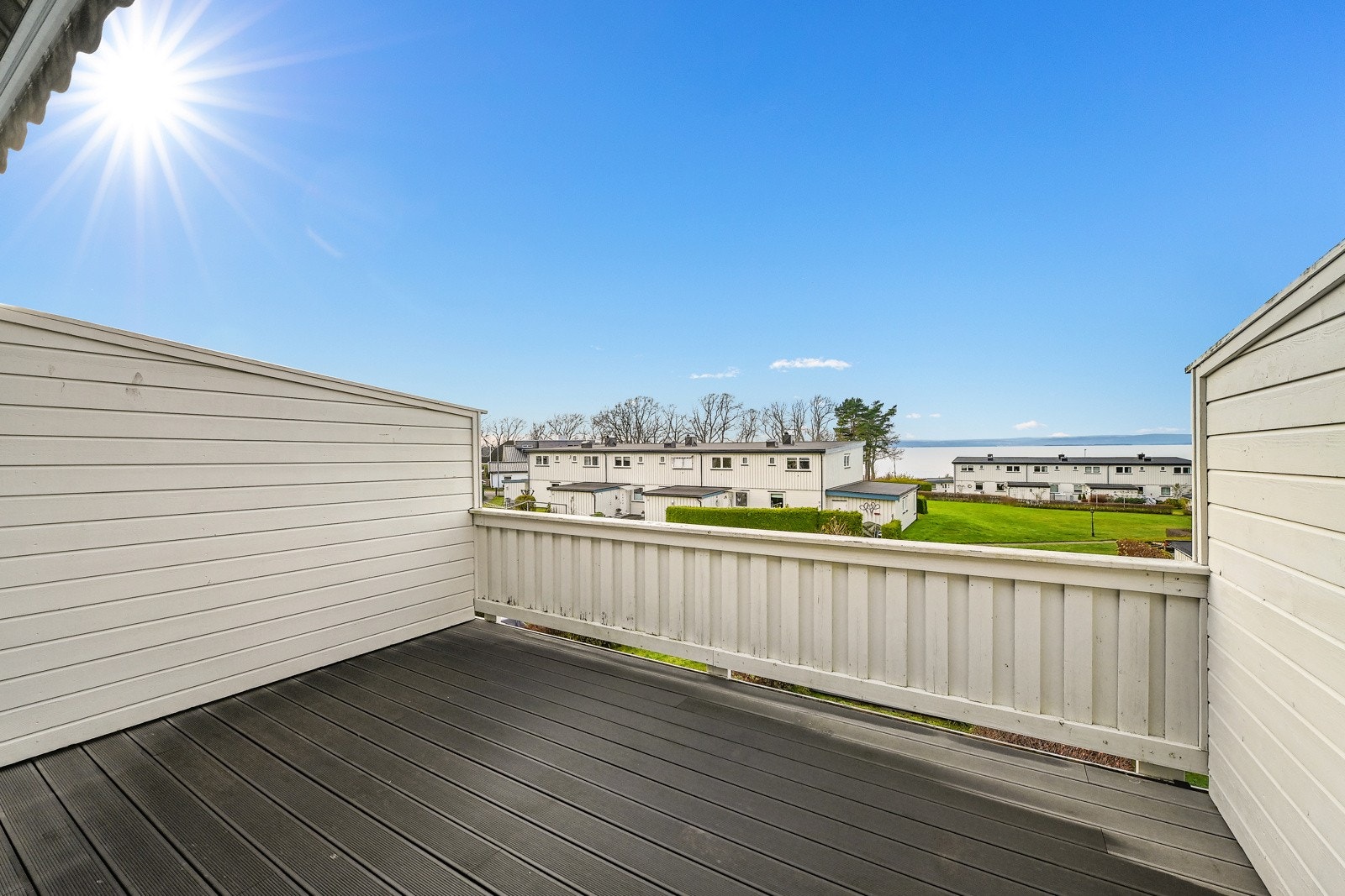 En manuell markise skjermer godt for den varme sommersolen. Galleribilde