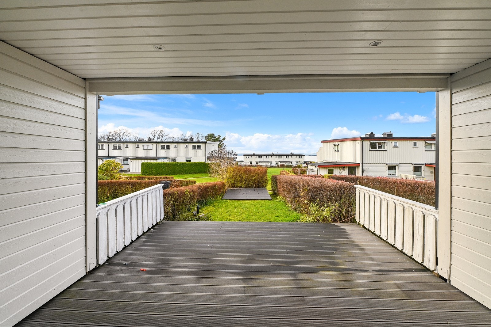 Fra stuen er det utgang til en skjermet markterrasse. Galleribilde