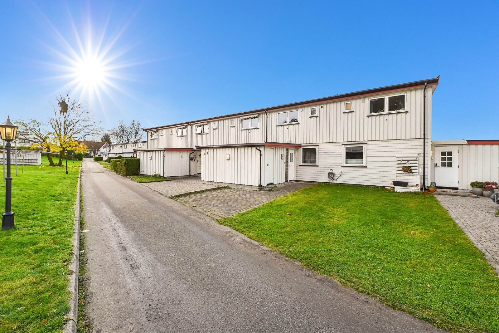 Leiligheten har tilgang til flere uteplasser. Foran huset, ved inngangspartiet, får man morgensolen. Galleribilde