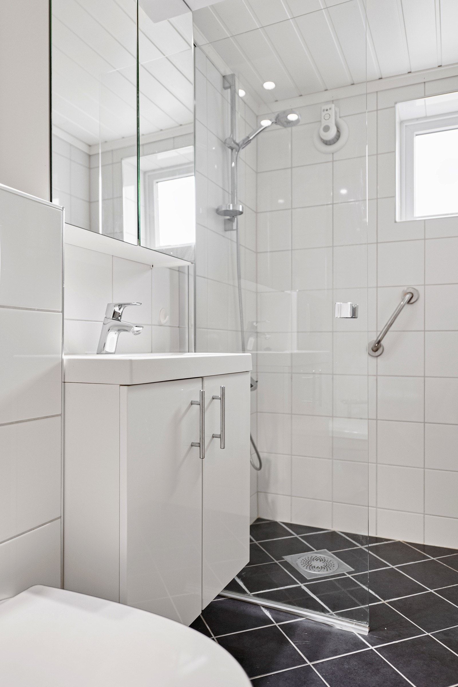 Rommet er flislagt med varmekabler i gulvet. Galleribilde