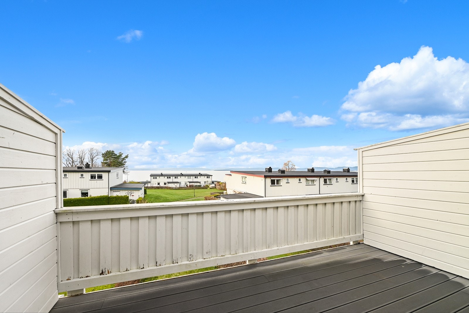 Tenk deg å bo med utsikt mot fjorden og ha enkel tilgang til sjøen og stranden. Galleribilde