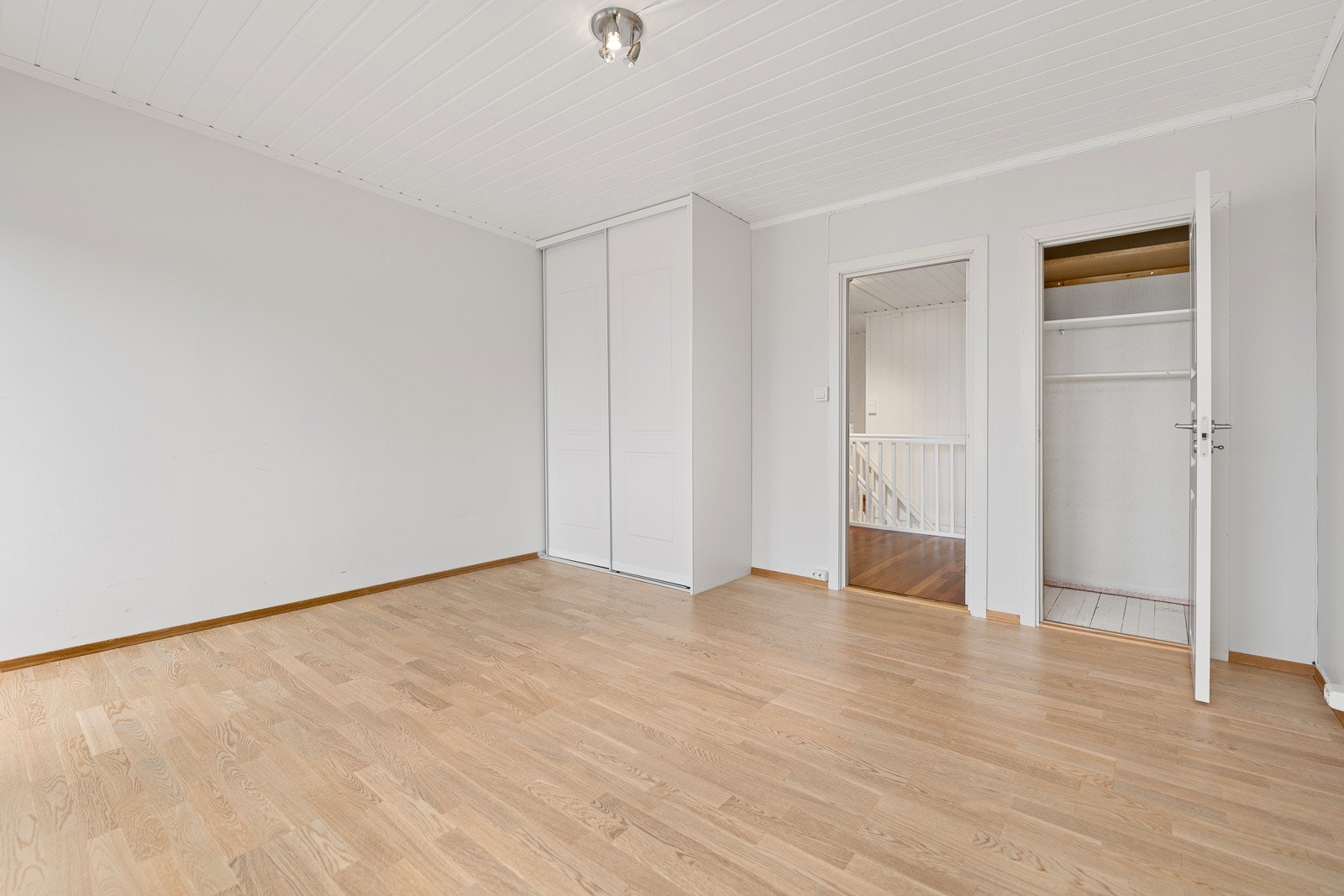 Det var originalt tre soverom og det kan enkelt tilbakeføres fra to til tre soverom, om ønskelig. Galleribilde