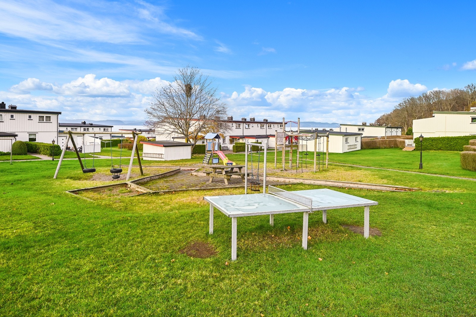 Felles eiet tomt på ca. 27719 m2. Tomtene er opparbeidet med plen, asfalterte gangveier, lekeplass og diverse beplantning. Galleribilde