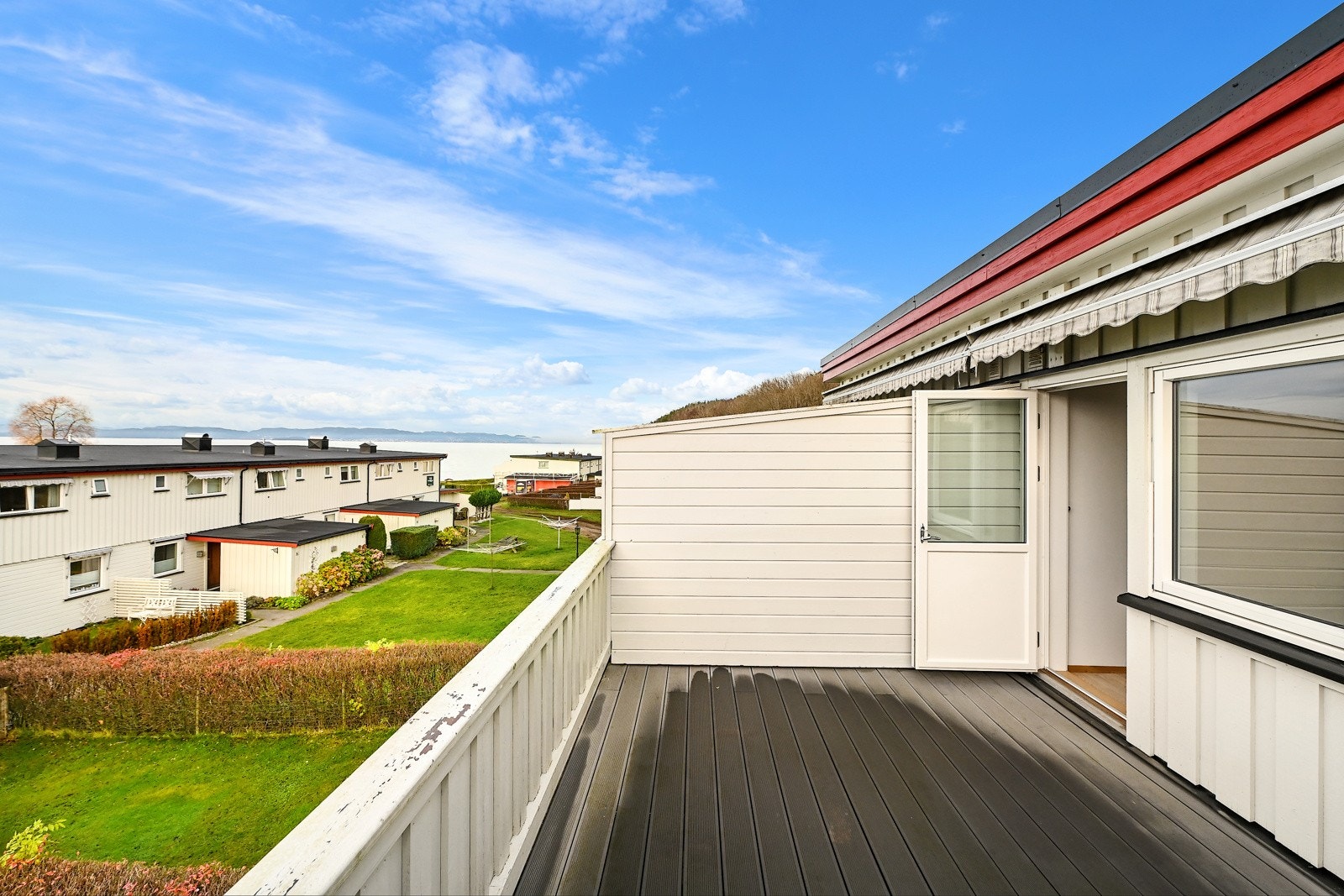 I 2. etasje er det utgang til en veranda med flott utsikt mot fjorden. Også her er det nyere terrassebord. Galleribilde