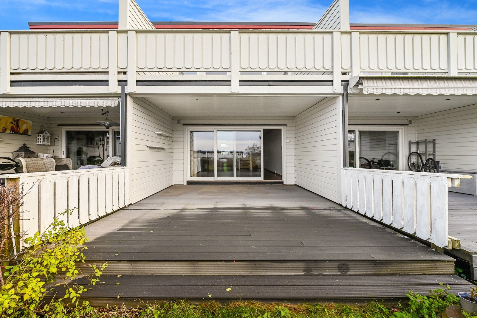 Den store, vestvendte terrassen har nye, behandlingsfrie terrassebord (kompositt) fra 2021. Galleribilde