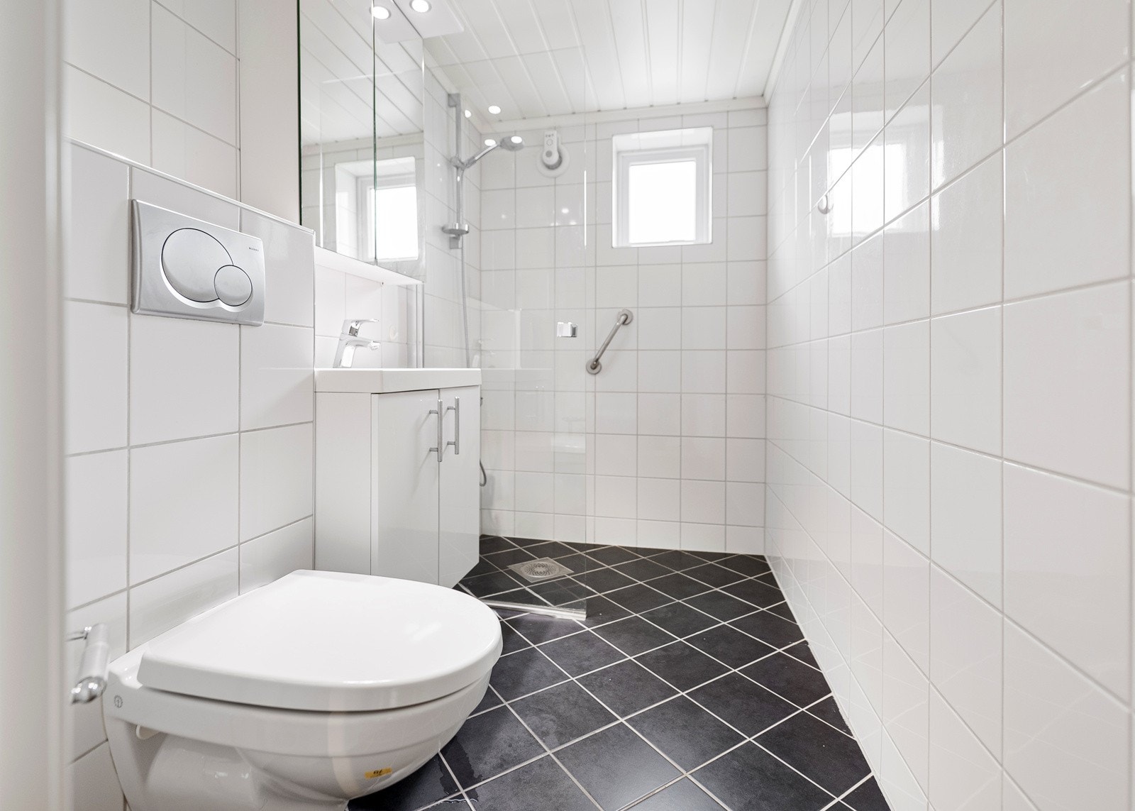 Badet ble pusset opp i 2012 og er innredet med dusjnisje, vegghengt WC, servantskap og speilskap. Galleribilde