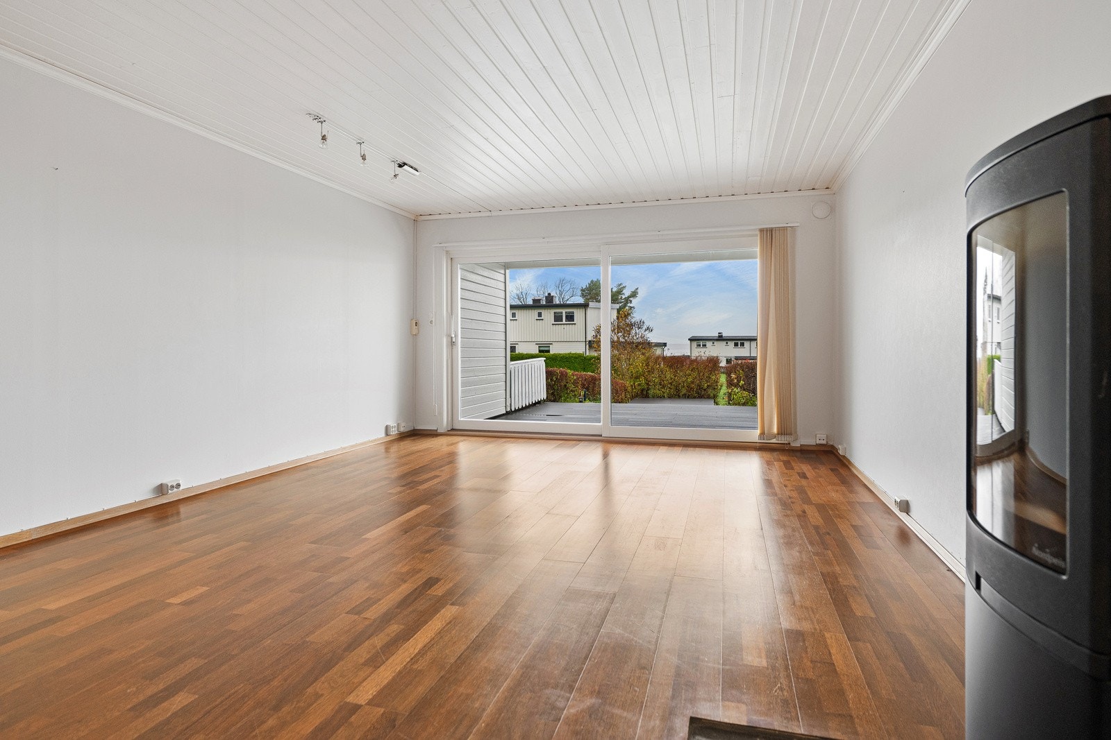 Det er montert en moderne peisovn som skaper stemning og varmer godt i vinterhalvåret. Galleribilde