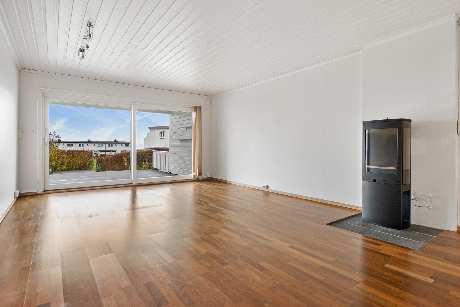 Familiens dagligliv er organisert i hovedetasjen. Her finner du stue og kjøkken. Galleribilde