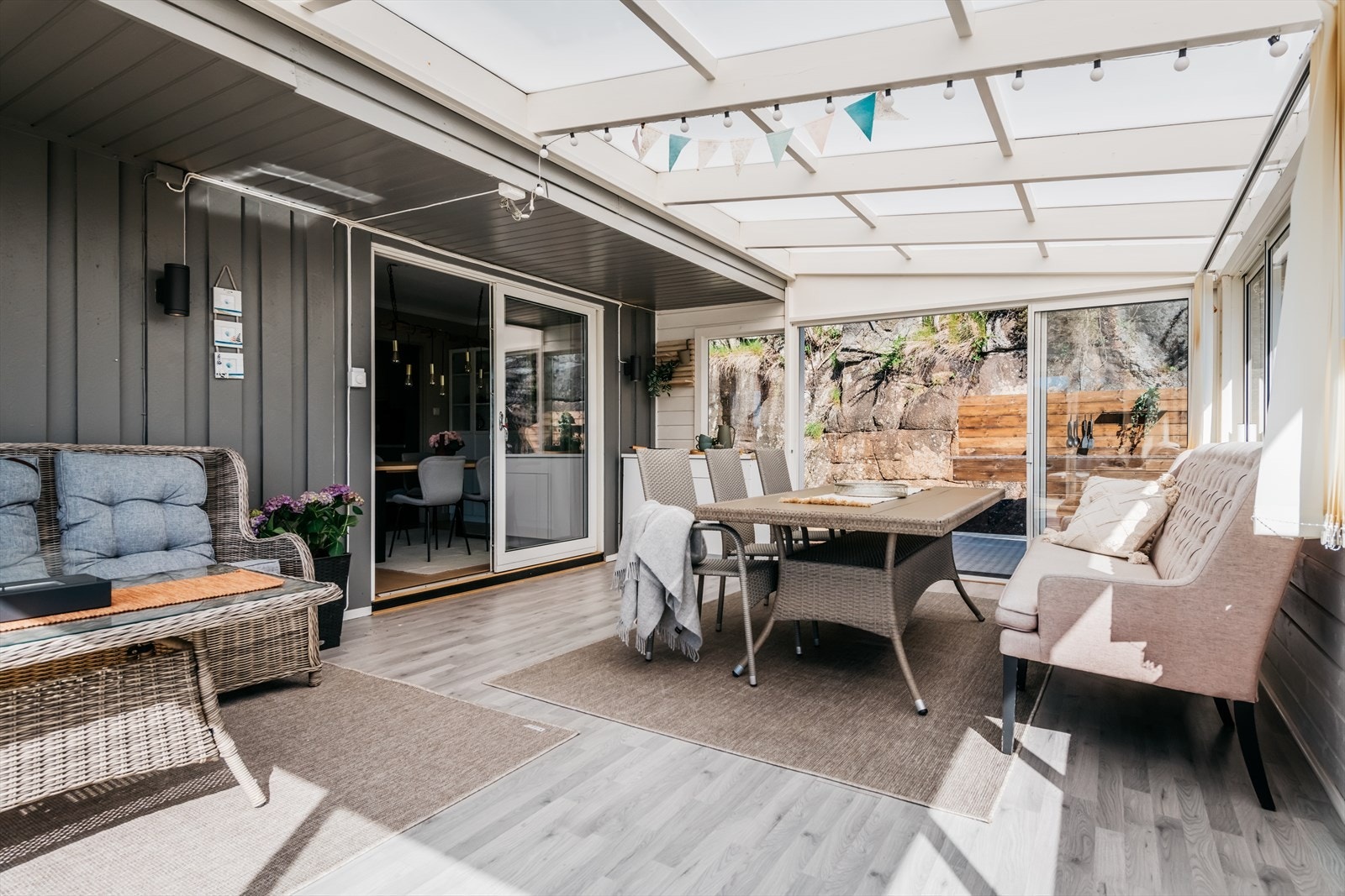 Stor inn glasset veranda, her har man masse ekstra plass til både spisegruppe og sofagruppe som gir deg masse ekstra oppholdsrom, når temperaturen spiller på lag. Galleribilde