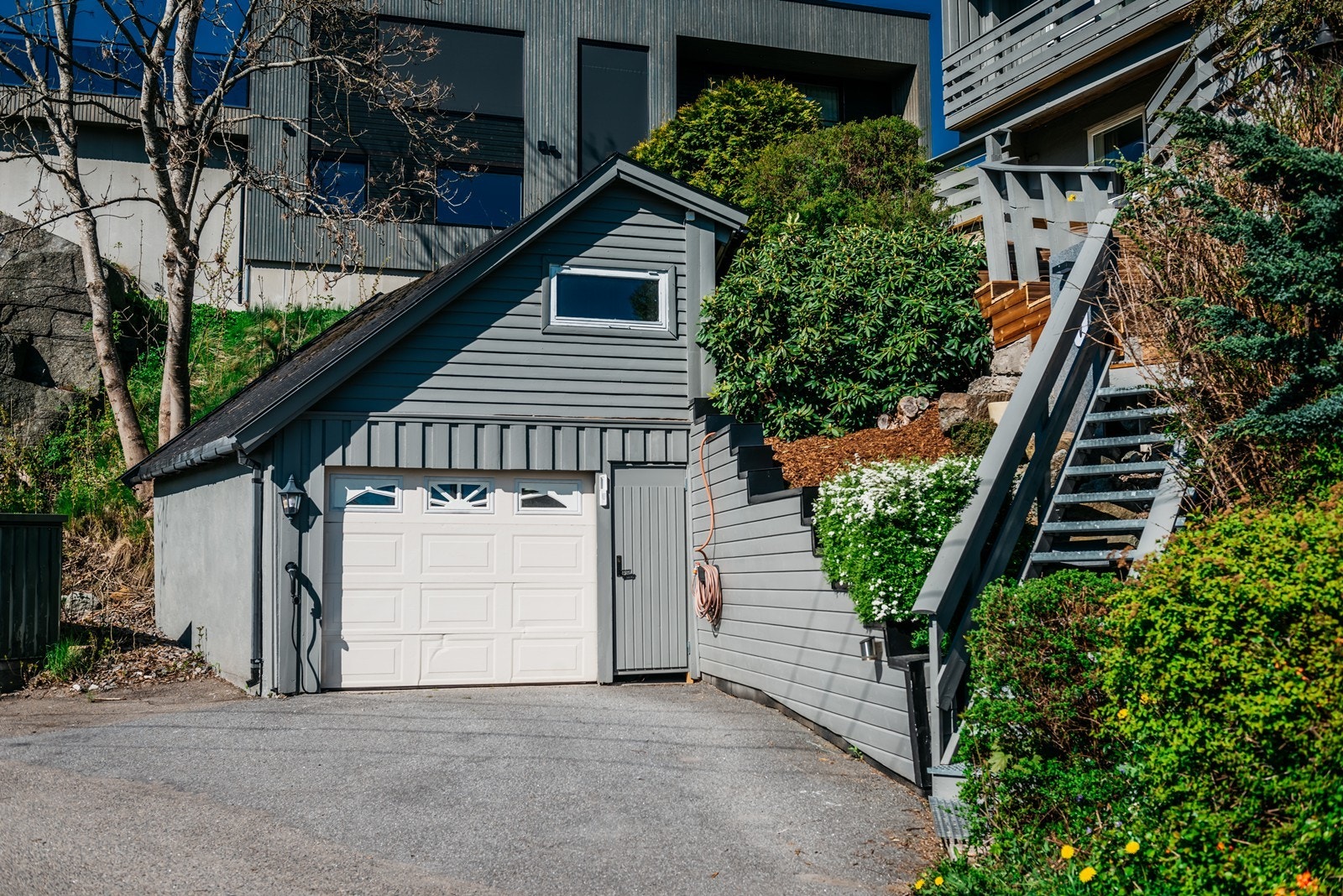 Parkering i Garasje, lagring over. Galleribilde