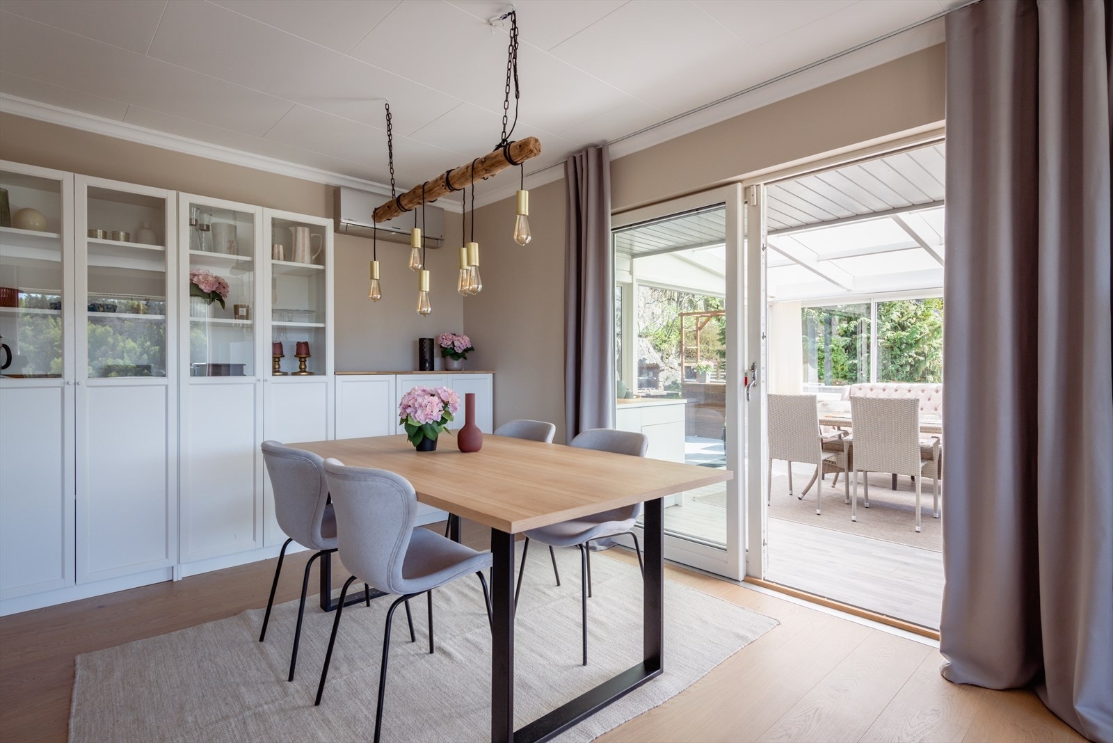 Spisestuen med utgang til flott vinterhage. Galleribilde