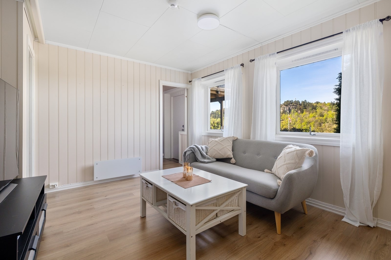 Hybel-Stuen er lys og pen, med fin plass for tv og sofagruppe. Galleribilde