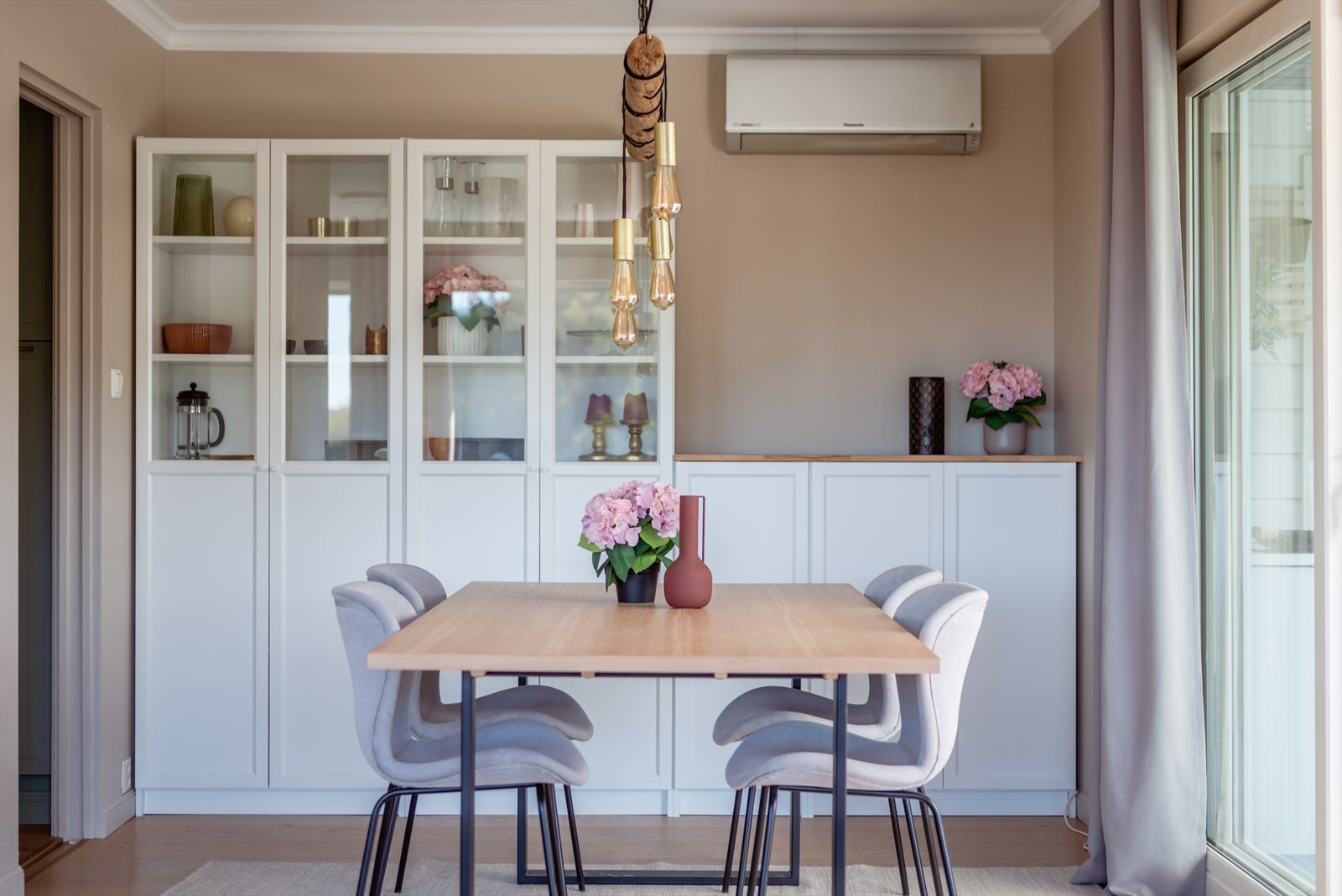 Spisestue rett utenfor kjøkkenet og med utgang til veranda. Galleribilde