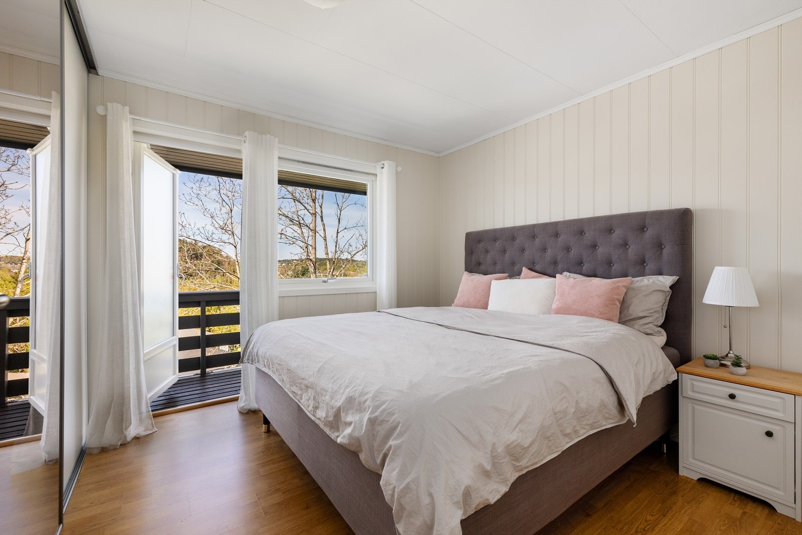 Hovedsoverommet har lufting ut på balkong. Det er også skyvedørsgarderobe langs vegg. Galleribilde