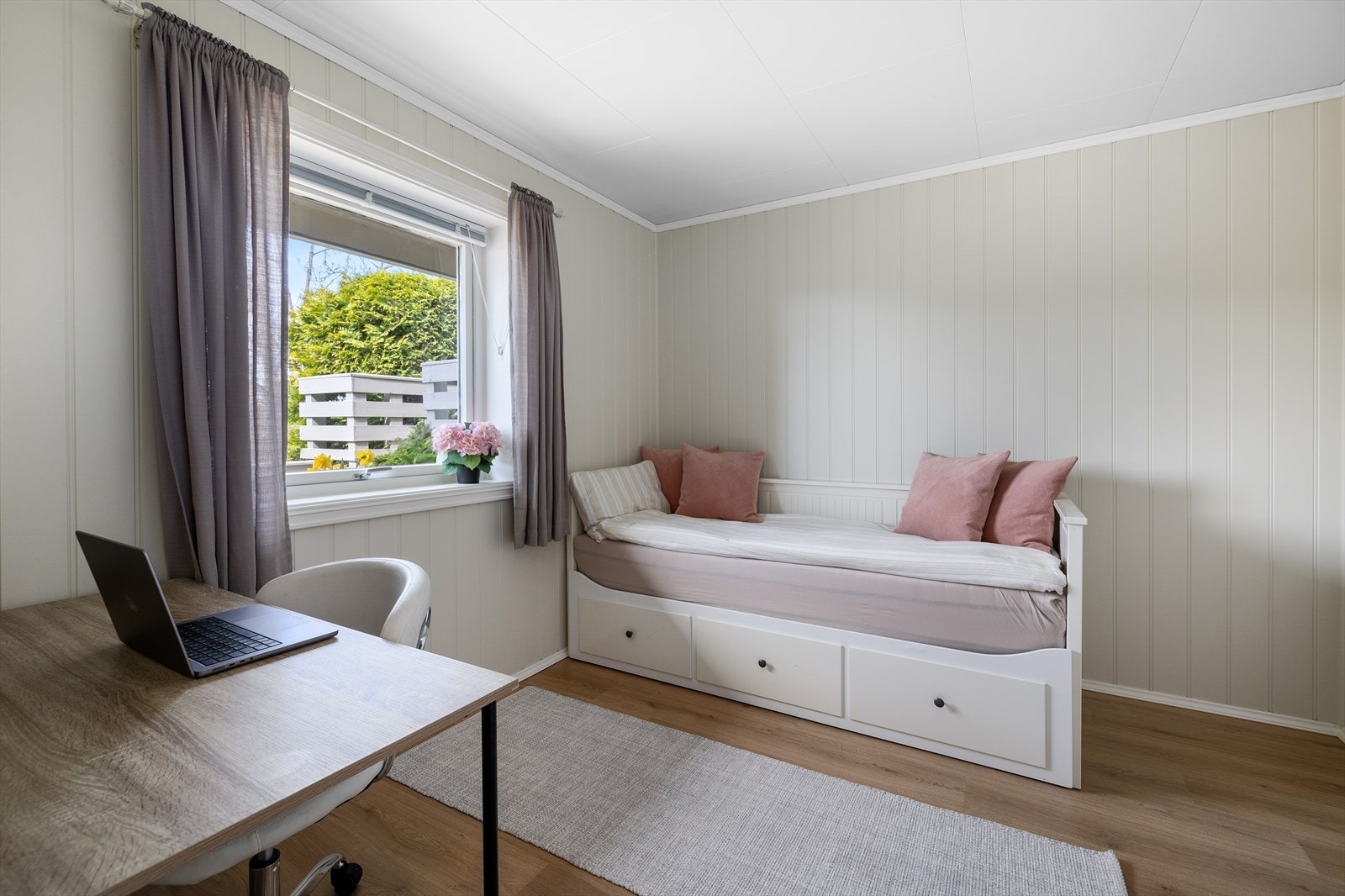 Soverommet er av god størrelse og benyttes i dag som gjesterom/kontor. Galleribilde