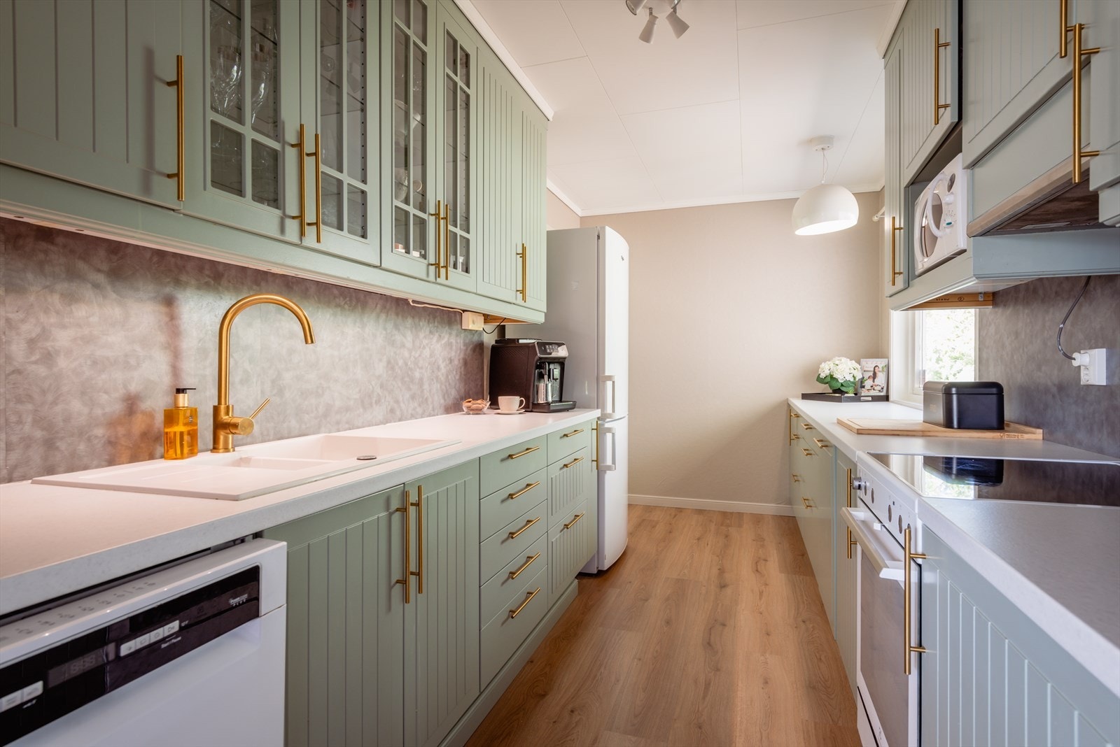 Kjøkkenet her blir virkelig "hjertet " av boligen, delikate fargevalg og masse oppbevaring og benkplass. Galleribilde