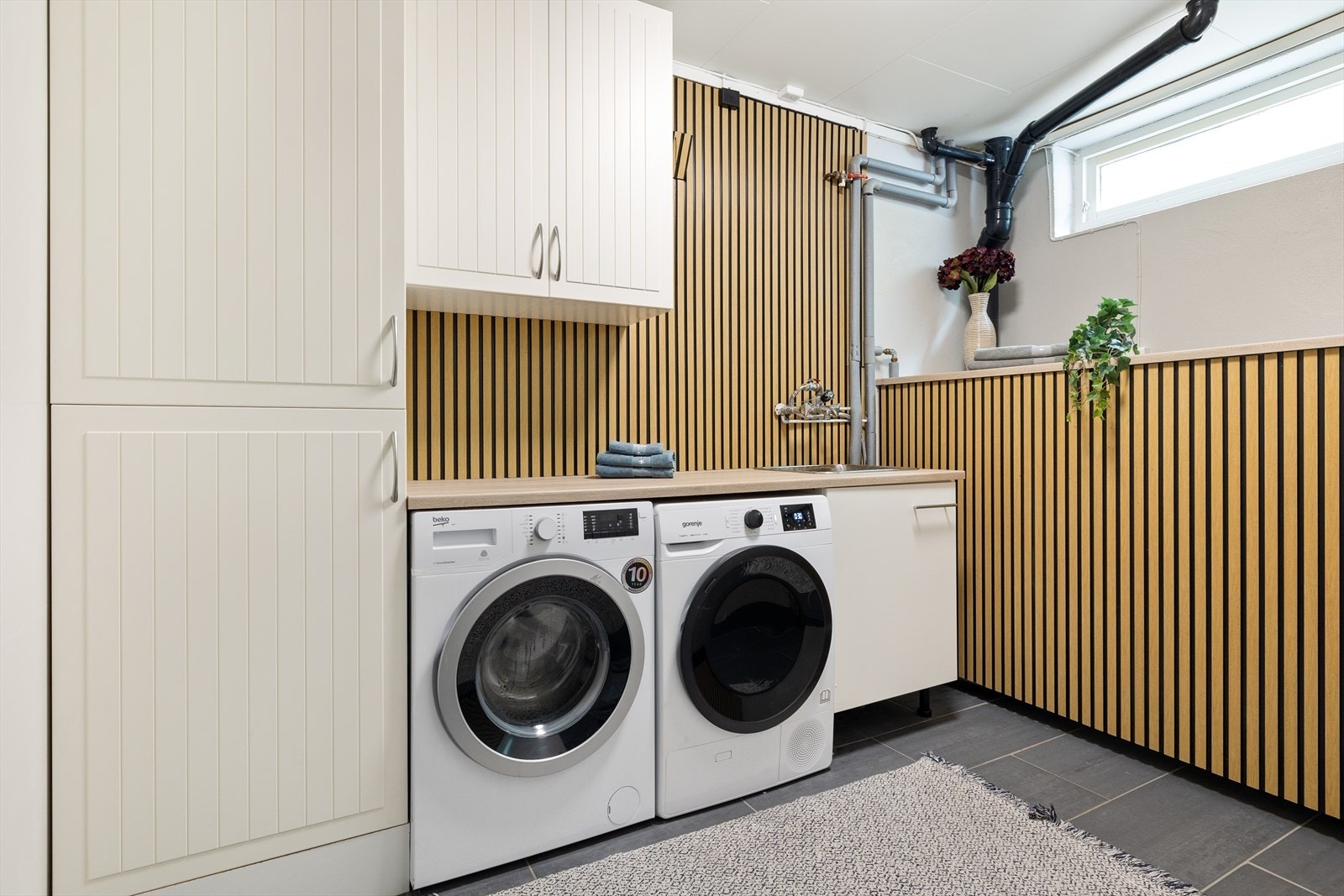 Vaskerommet er oppgradert i 2016 av tidligere eier, også har nåværende eiere oppgradert np i 2025, med disse fine spilene som også skjuler en skap løsning med oppbevaring under benk. Galleribilde