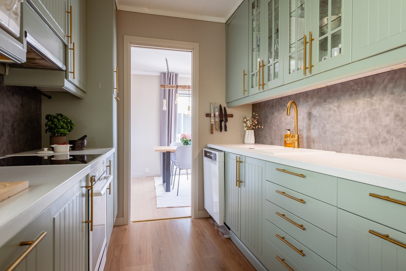 Kjøkkenet har to innganger, en fra gang og en rett ut til spisestuen, som er en virkelig kjekk løsning, som gir enkel tilgang. Galleribilde