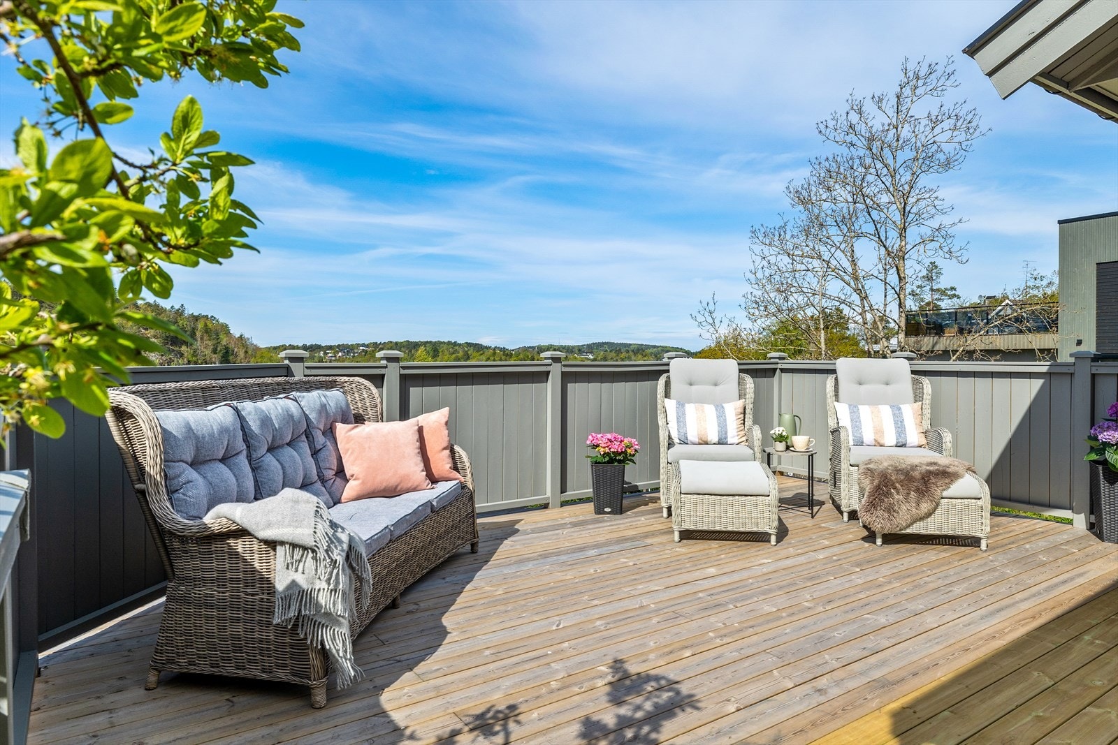 Uteplass (vestsiden) - Terrasse Galleribilde