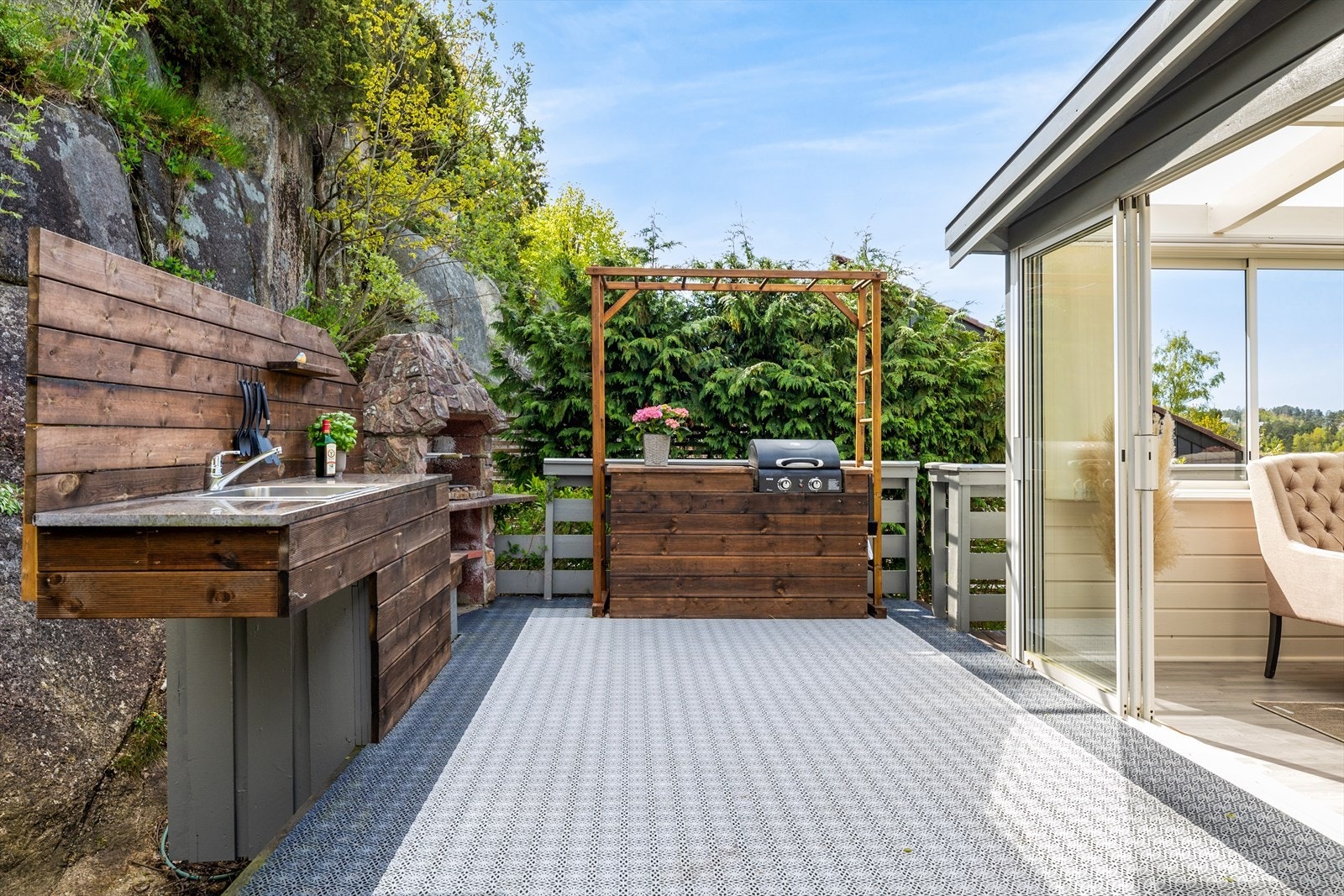 Flott utekjøkken, her har du grill, pizzaovn, masse benkplass og en vask. Her er det vireklig rom for å kunne lage masse god mat og nyte uteområdet! Galleribilde