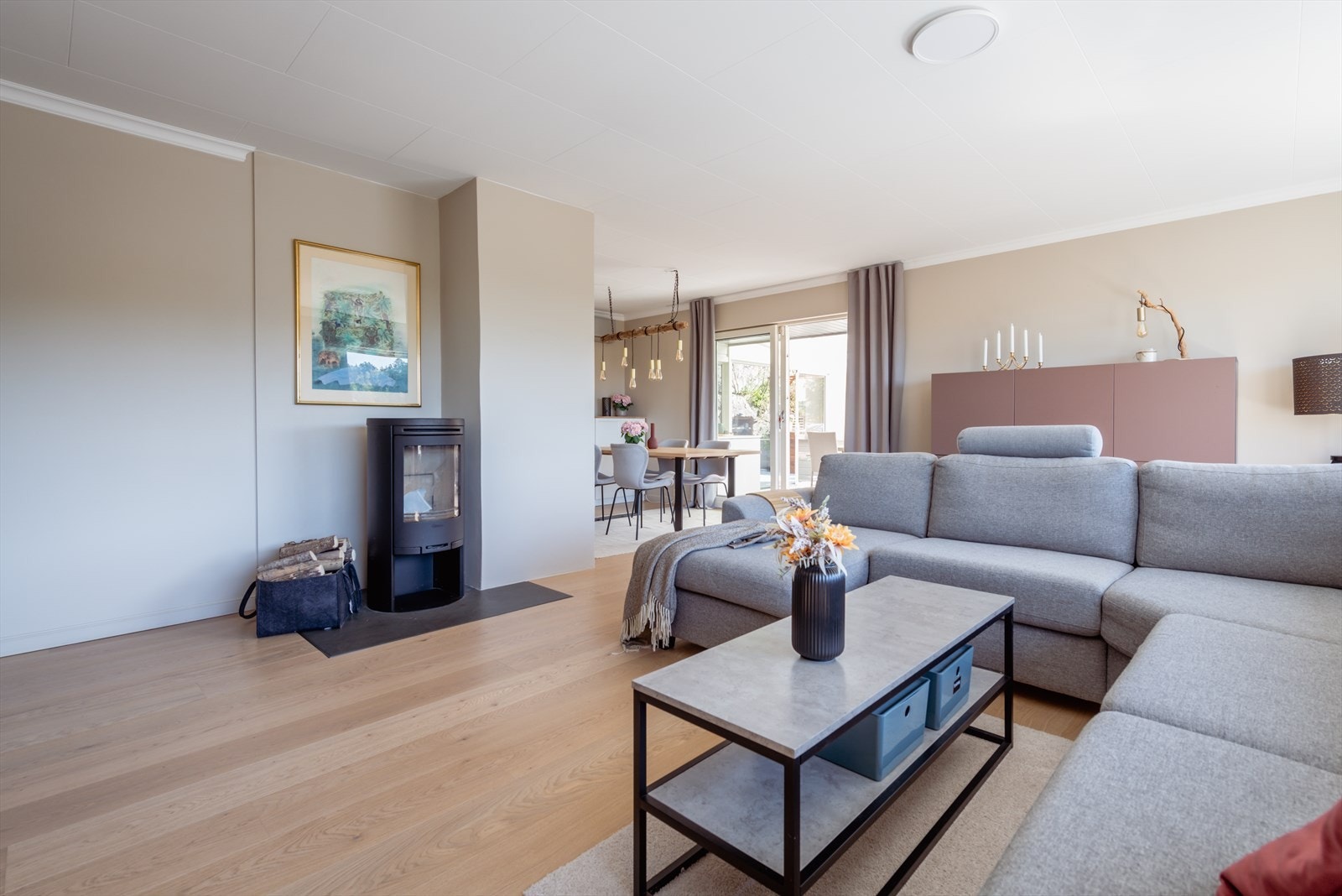 I stuen er det vedfyring, som er en god investering nå i disse dager. Galleribilde