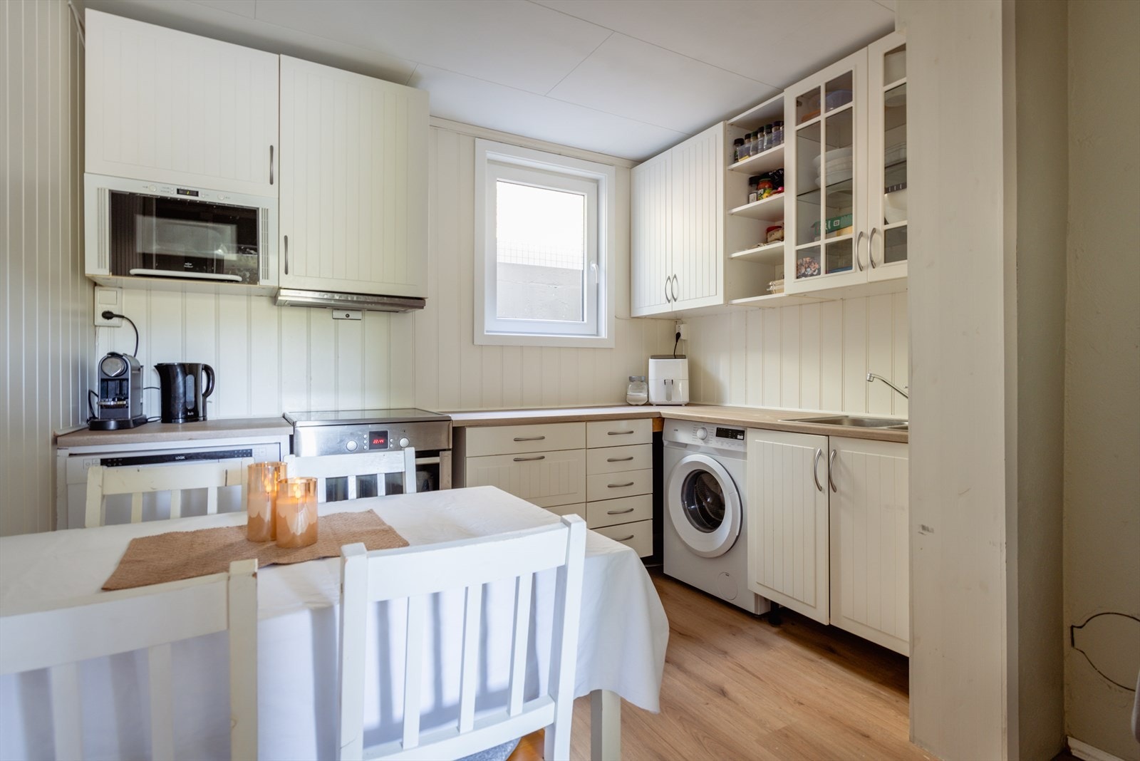 Hybel -Kjøkkenet, med mye god plass i skaper og skuffer, samt benkplass. Det er også lagt opp til vaskemaskin, på kjøkken. Spisegruppe er det også fin med plass for inne på kjøkken. Galleribilde