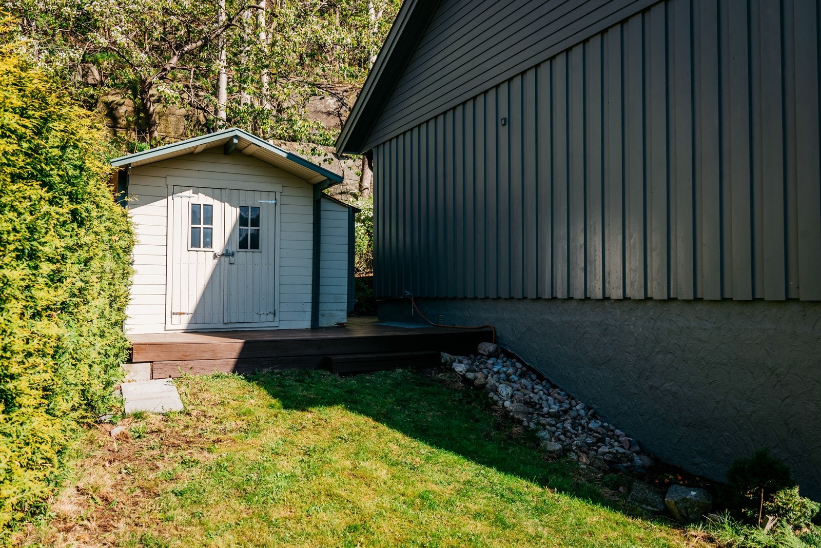 En hageflekk og frittliggende bod. Galleribilde