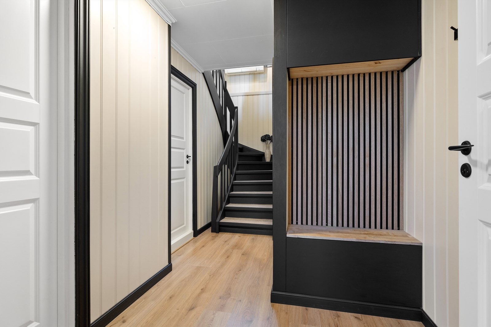 Entre - Hall. Bak denne fine spileveggløsning, er døren inn til hybelen, om man ønsker å åpne opp. Galleribilde