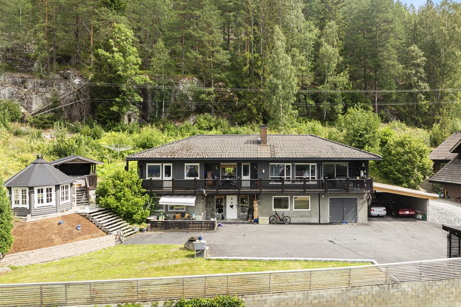 Boligen har en godkjent utleiedel med separat inngang. Gode inntekter. Galleribilde