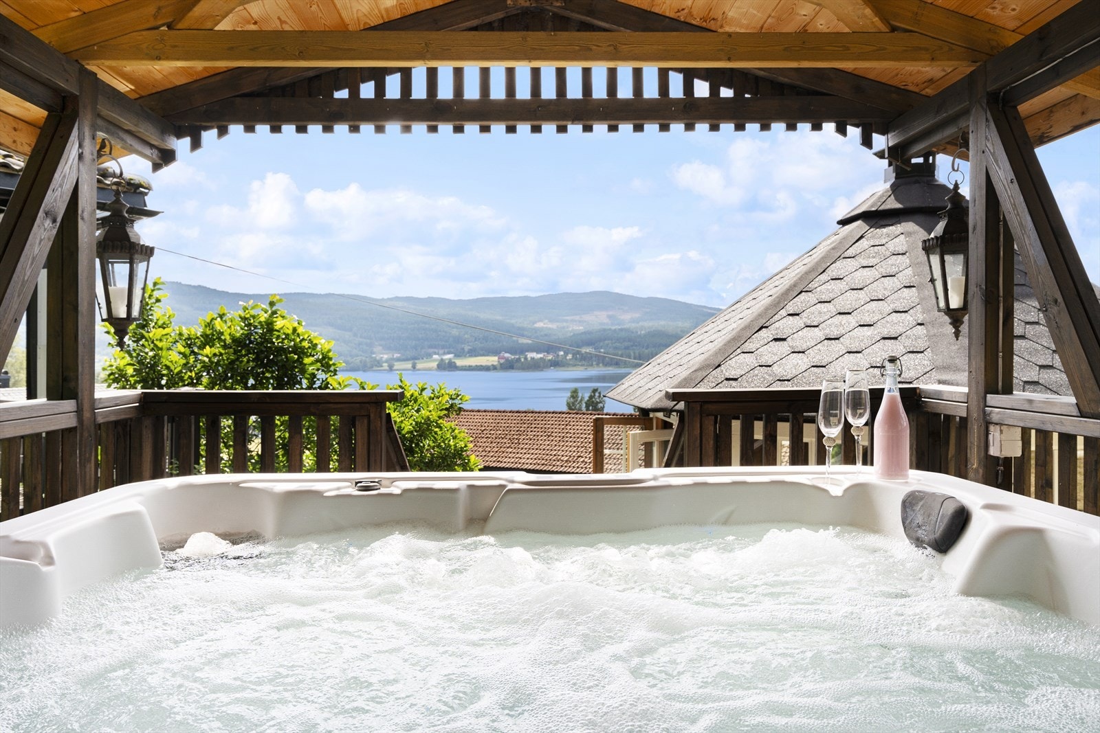 Jacuzzi i eget bygg Galleribilde