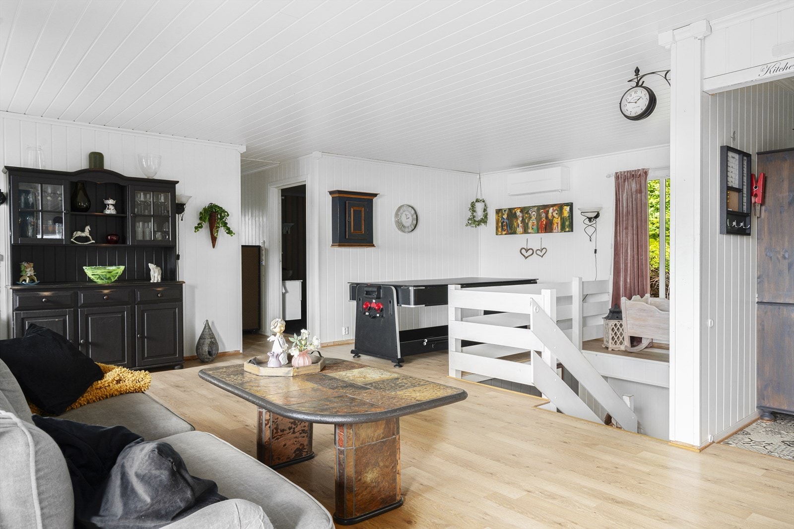 Boligen har to kostnadseffektive varmepumper i 1. etasje Galleribilde