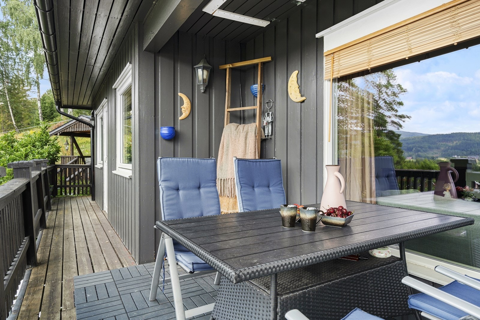 Hyggelig spisested på verandaen Galleribilde