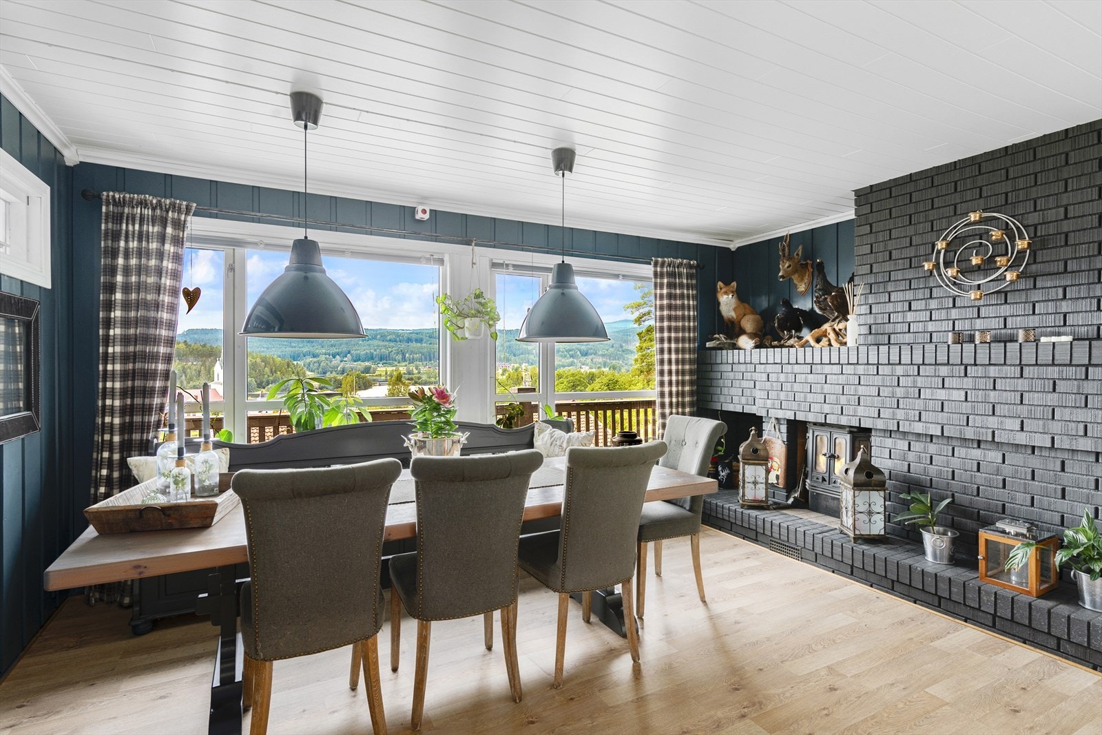 Fin spisestue med peis Galleribilde