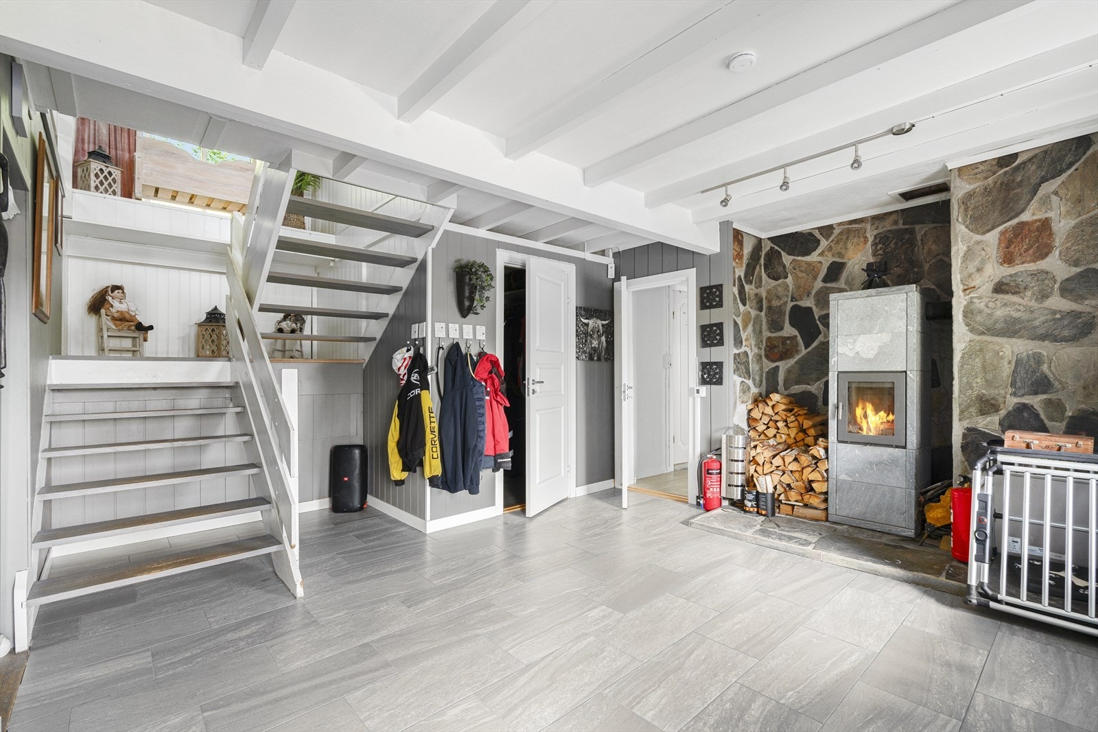 Stor entrè med kleberstenspeis og walk in closet Galleribilde