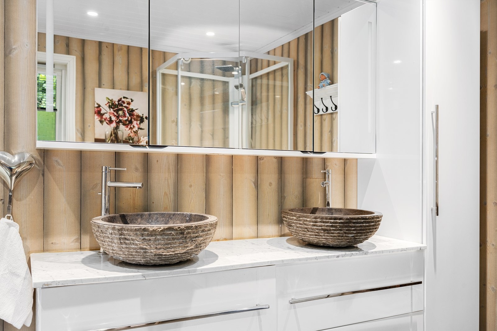 Delikat og moderne baderomsinnredning Galleribilde