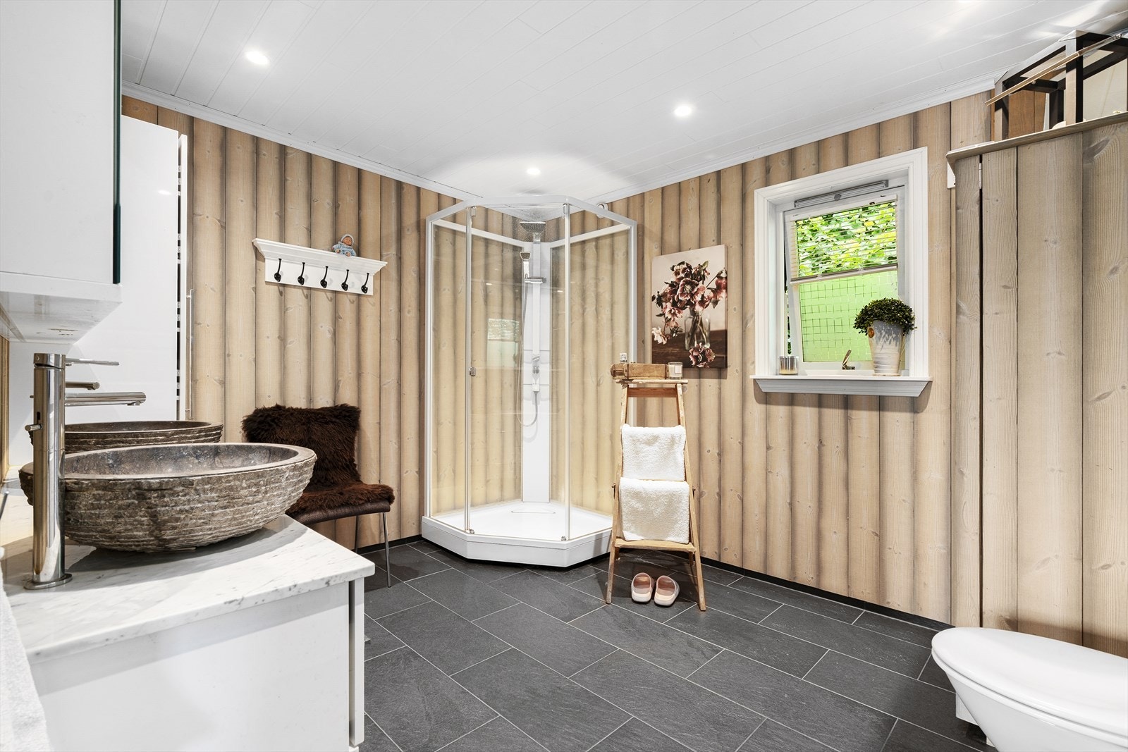 Stort og flott bad i 1. etasje Galleribilde