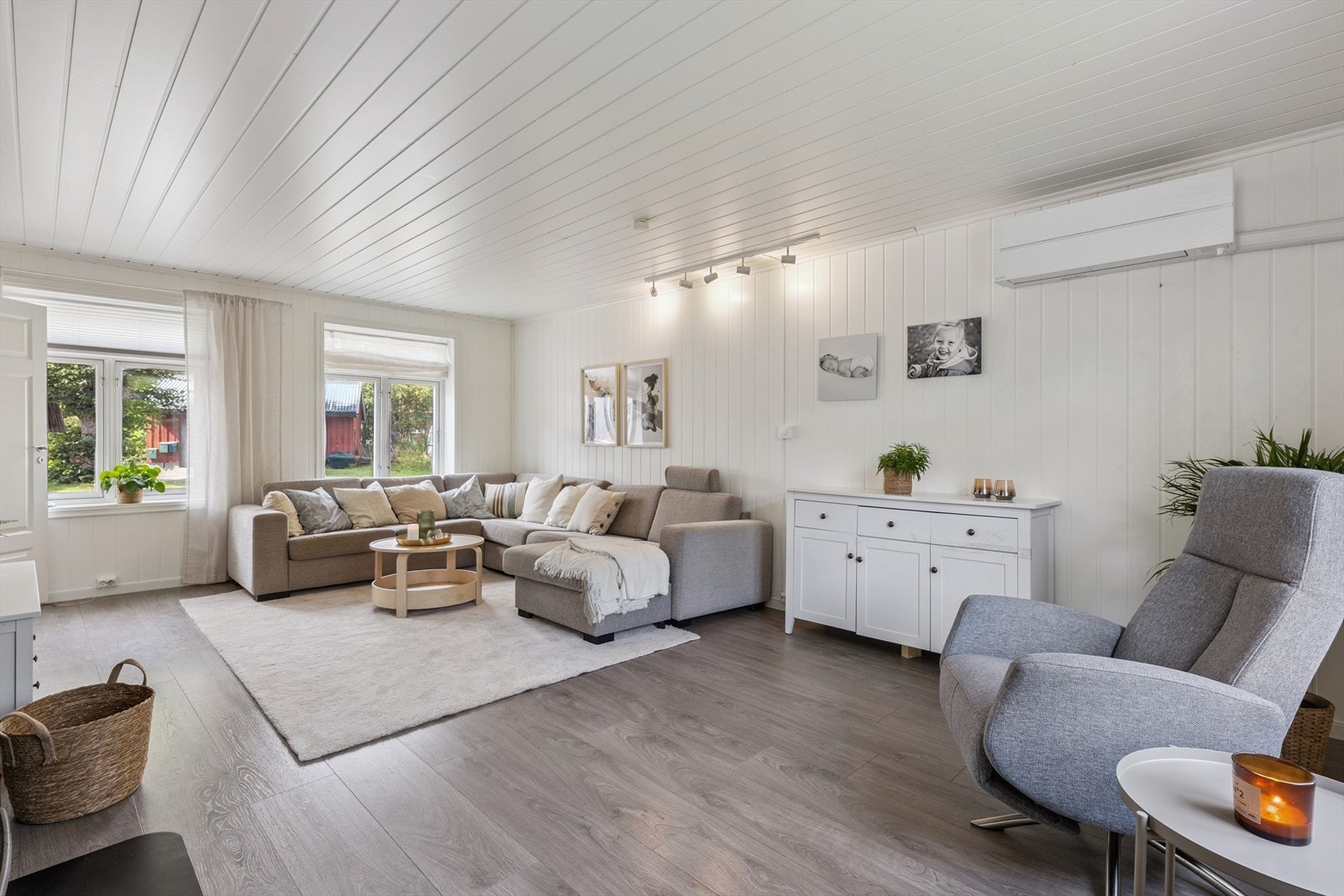 Det er motert varmepumpe på veggen samt at man har vedovn. Galleribilde