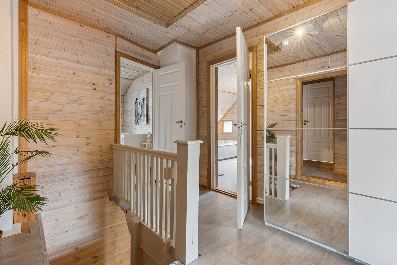 I gangen utenfor soverommene har man en praktisk skyvedørsgarderobe. Panel på veggene som gir deg friheten til å male, beise eller ha det som det er. Sett ditt uttrykk på rommet. Galleribilde